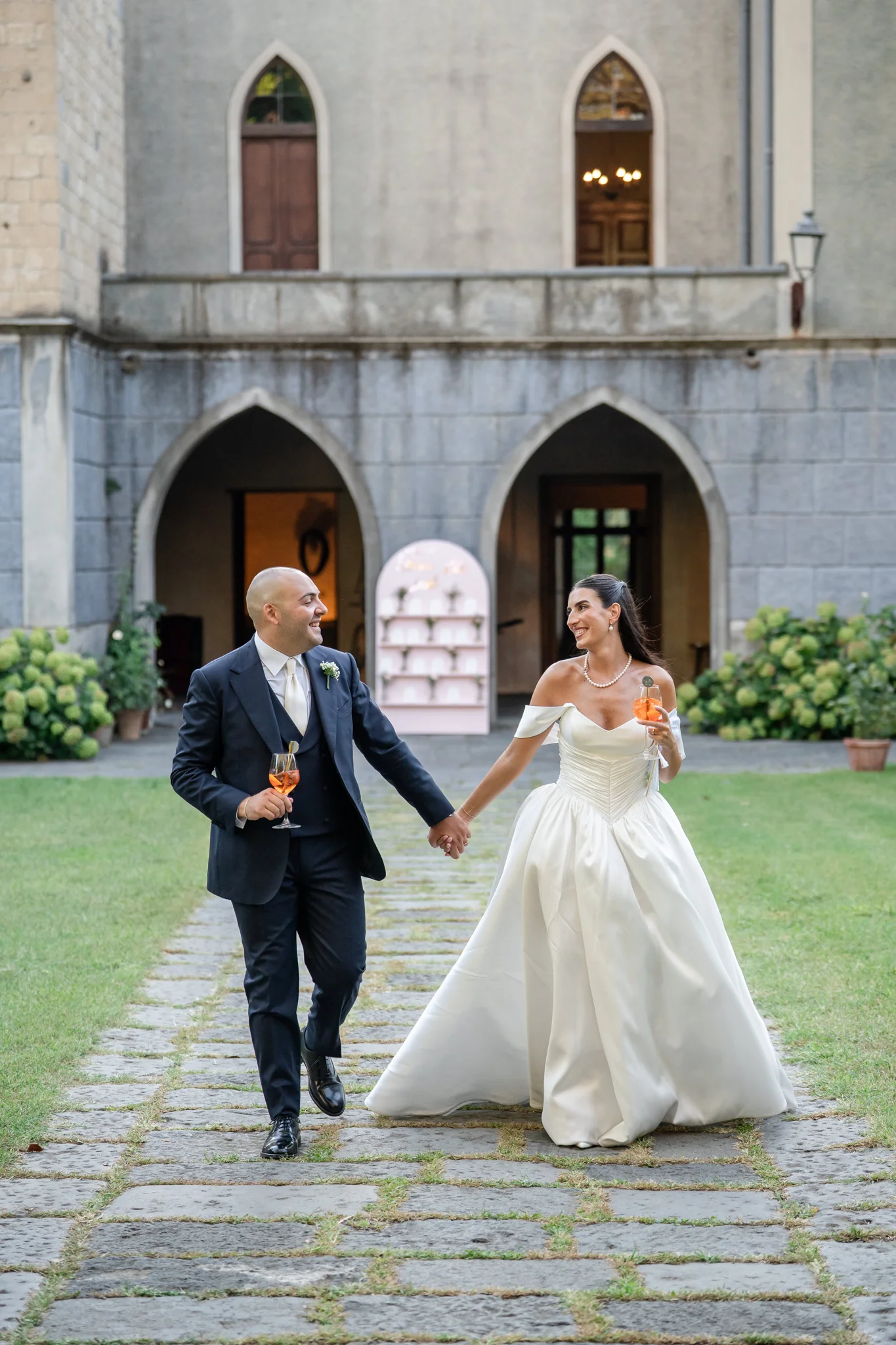 Gli sposi davanti al portale di Villa Ravaschieri