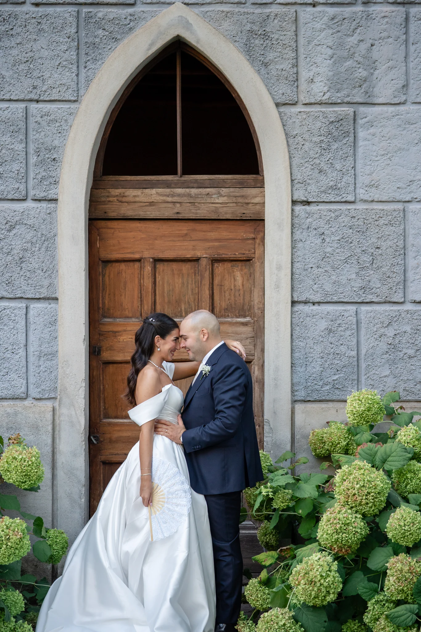 Un bacio degli sposi accanto al portale