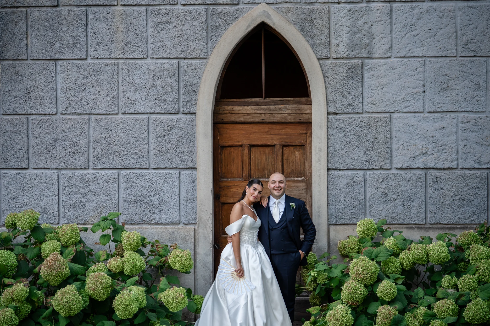 Nicoletta e Giuseppe incorniciati dall’architettura della villa