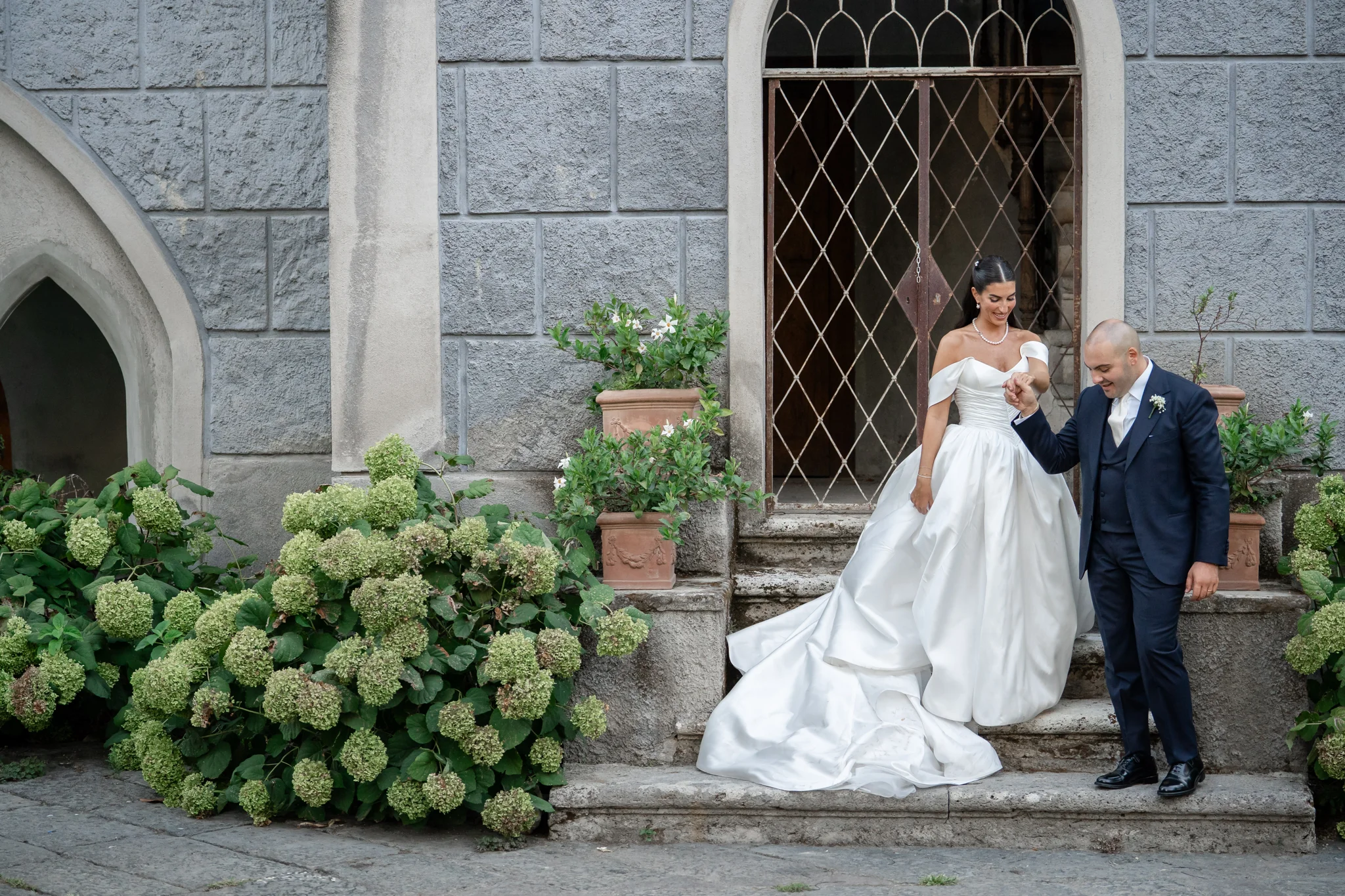 Gli sposi scendono insieme i gradini