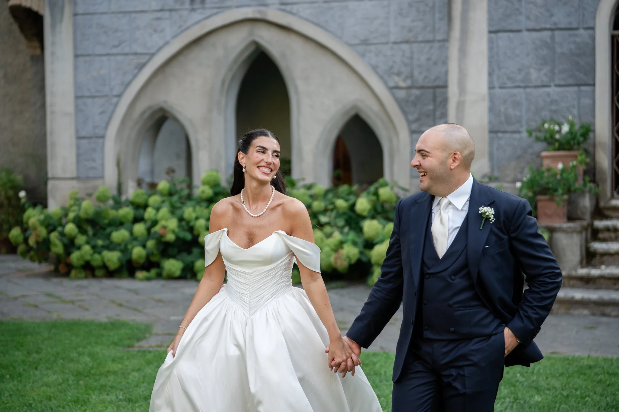 Nicoletta e Giuseppe camminano davanti alla villa