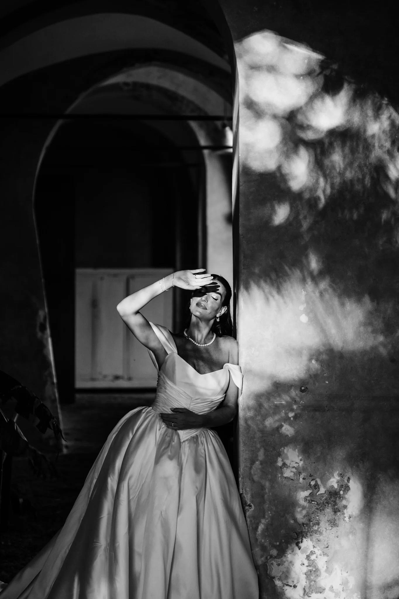 Il velo della sposa e il portale in bianco e nero