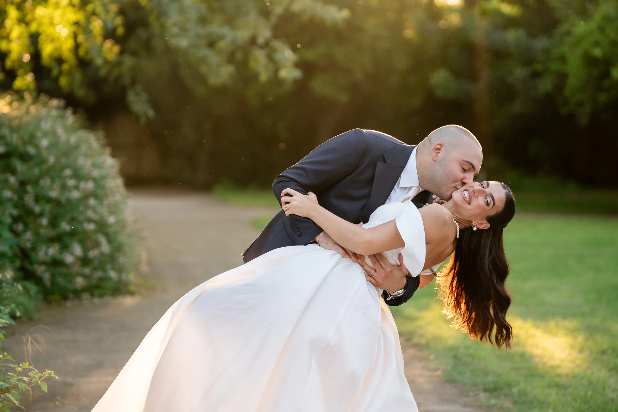 Un bacio degli sposi nella luce calda del giardino