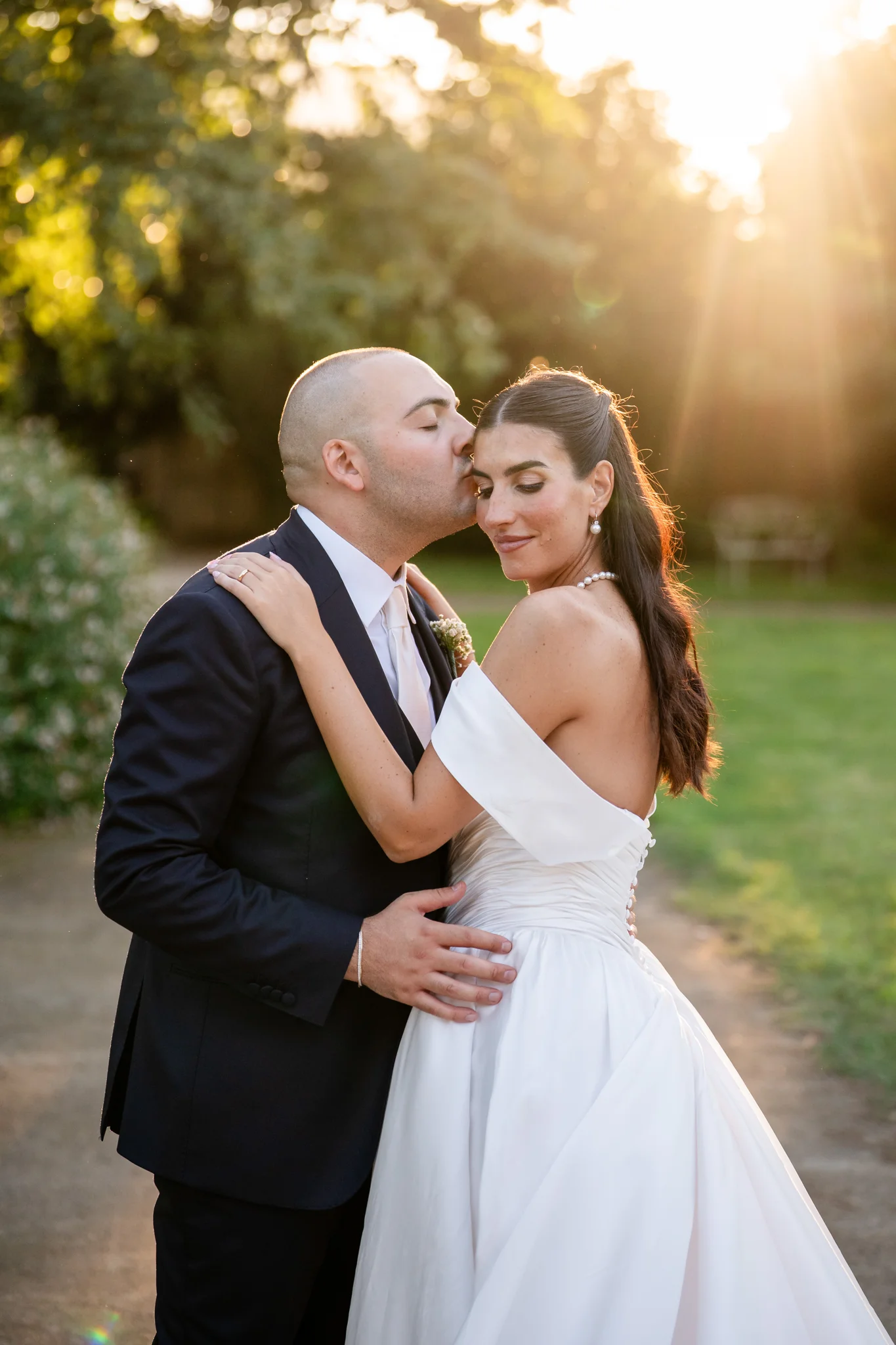 Nicoletta e Giuseppe abbracciati nel giardino