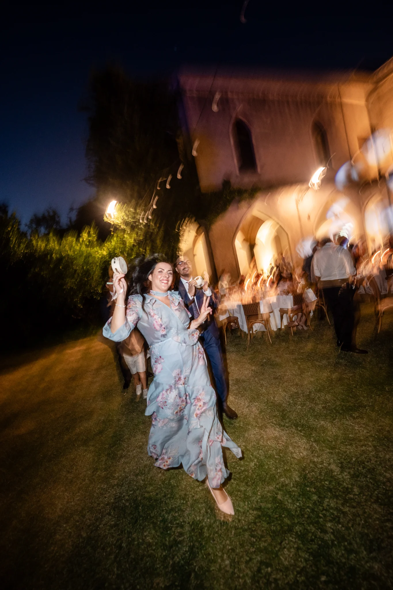 La festa degli sposi nella corte illuminata