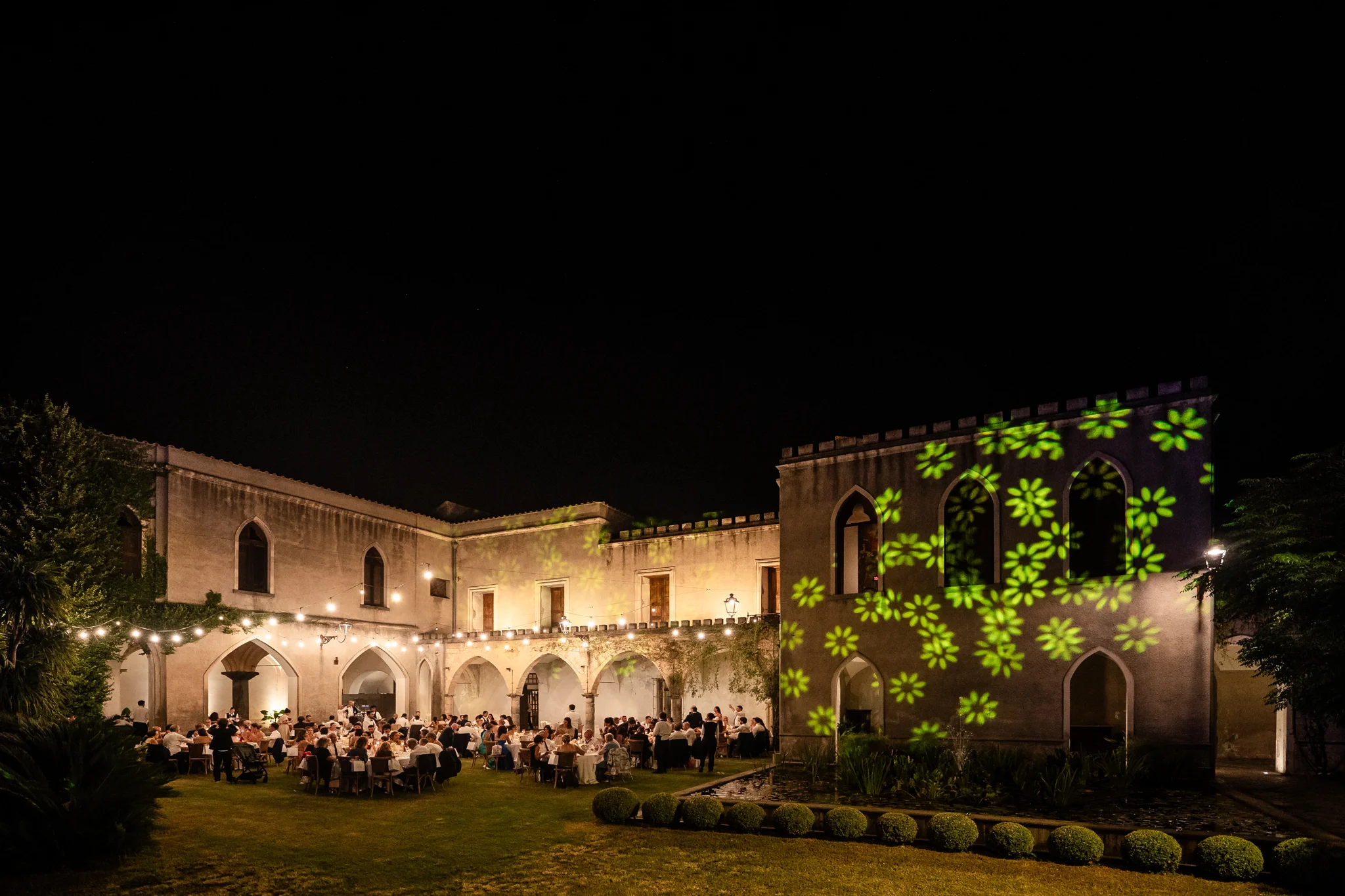 Villa Ravaschieri illuminata durante il ricevimento serale