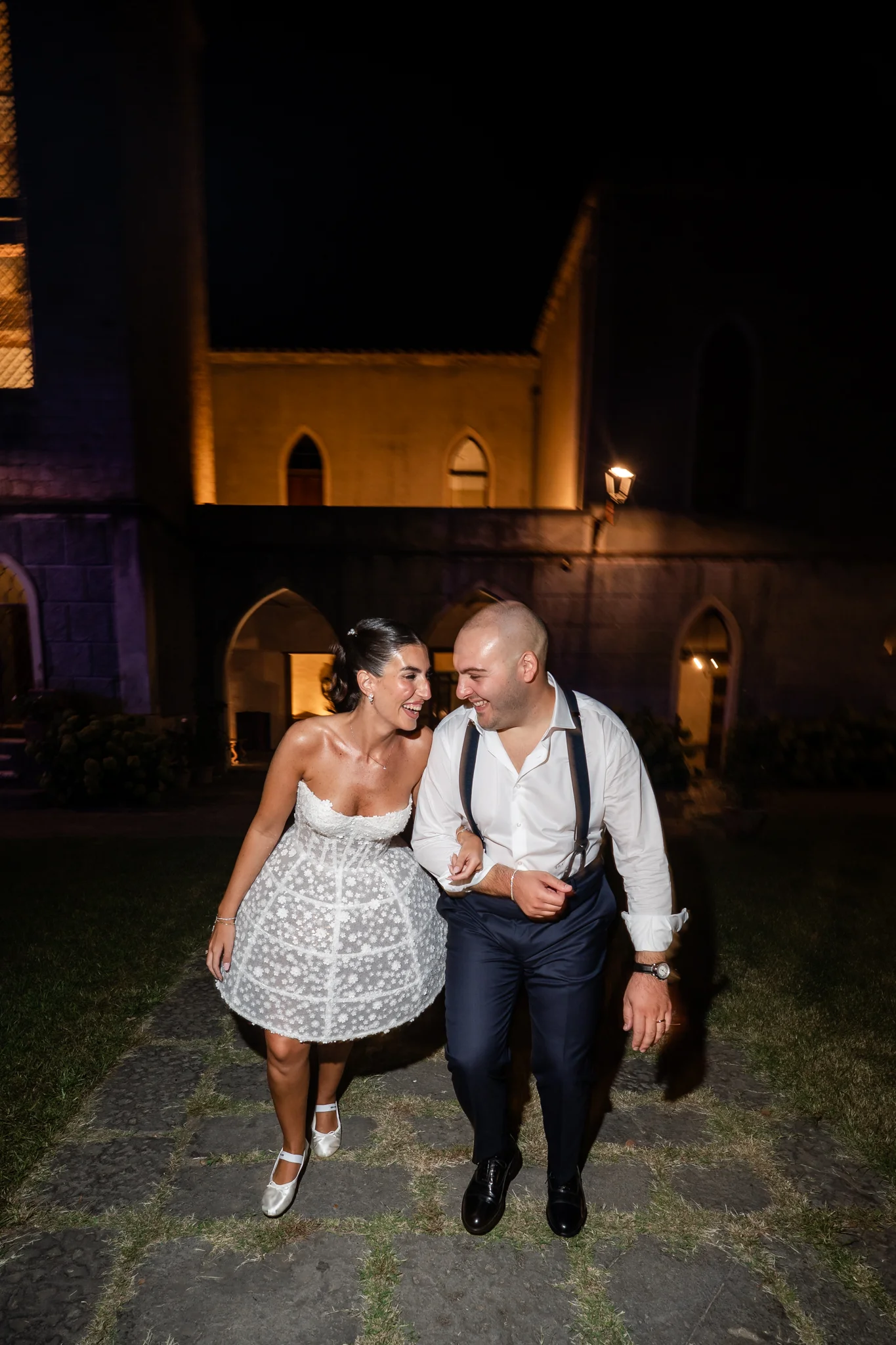 Nicoletta e Giuseppe camminano insieme nella notte