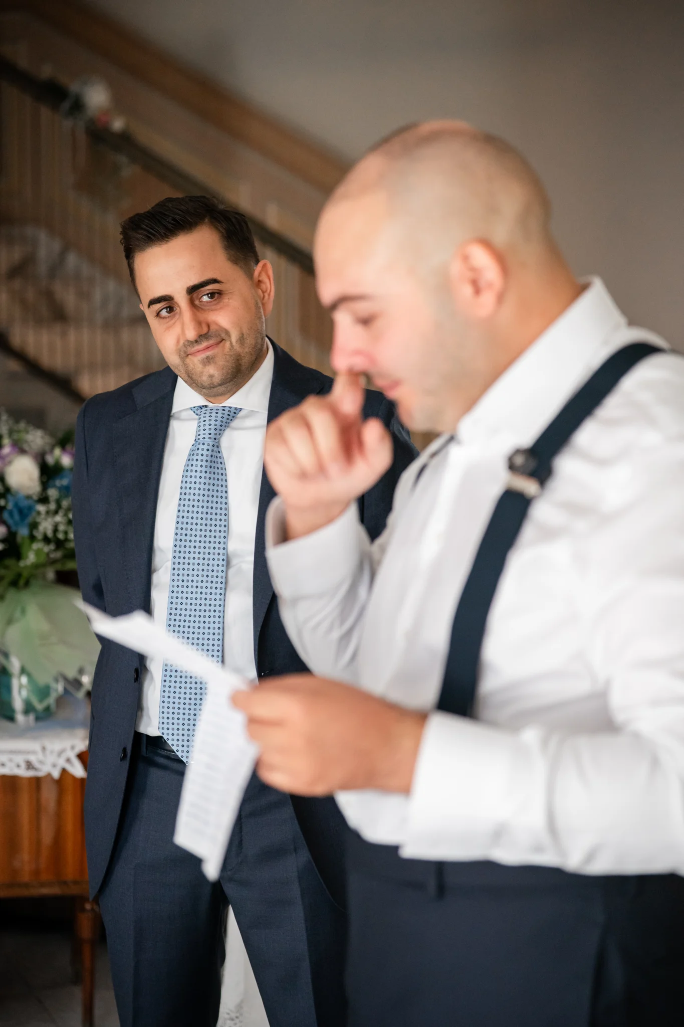 Giuseppe si prepara con un familiare