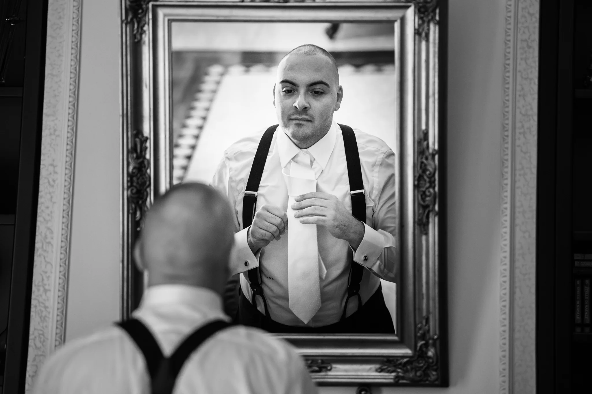 Giuseppe durante i preparativi, in bianco e nero