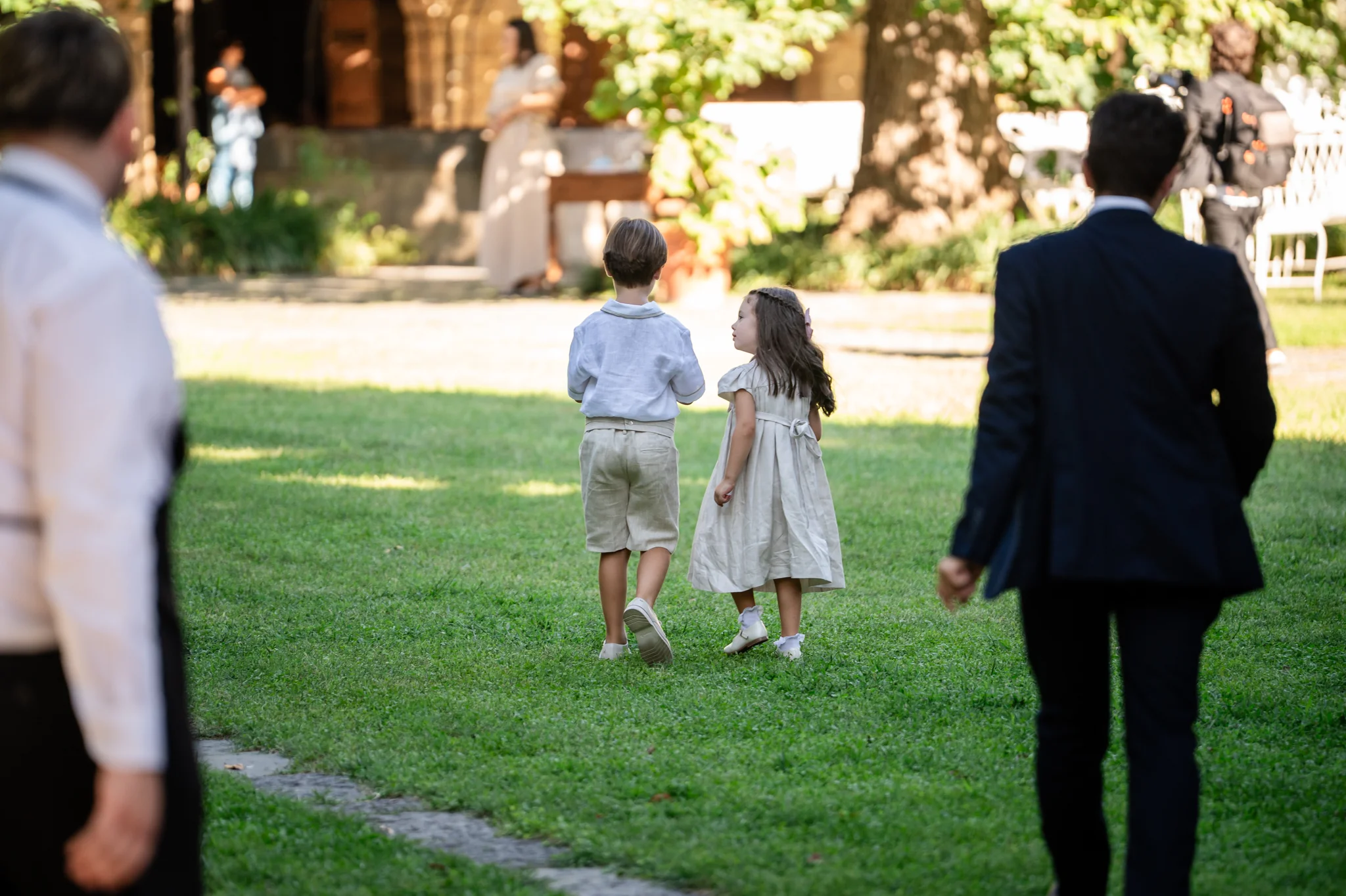 Gli invitati festeggiano gli sposi all’aperto