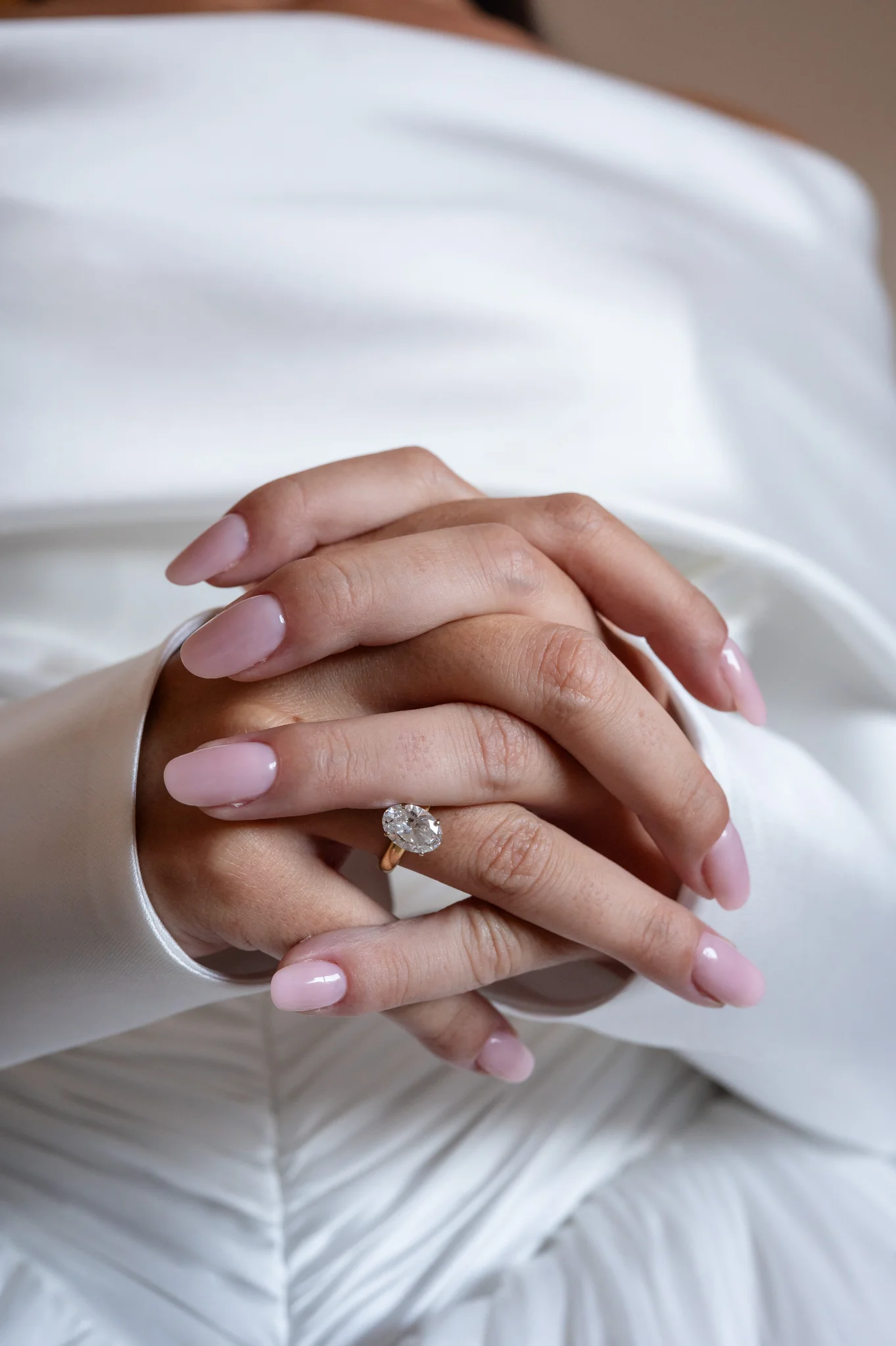 Le mani di Nicoletta sull’abito da sposa