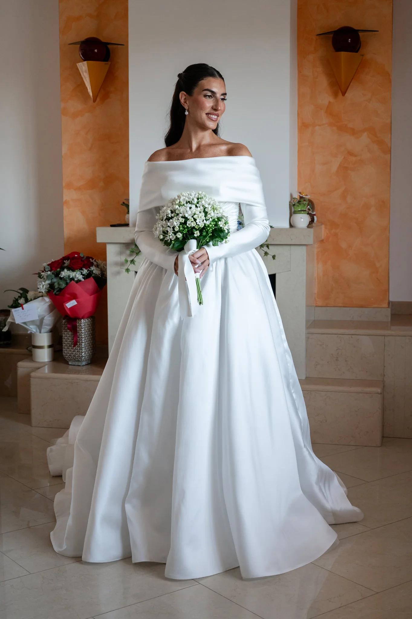 Nicoletta con il bouquet e l’abito da sposa