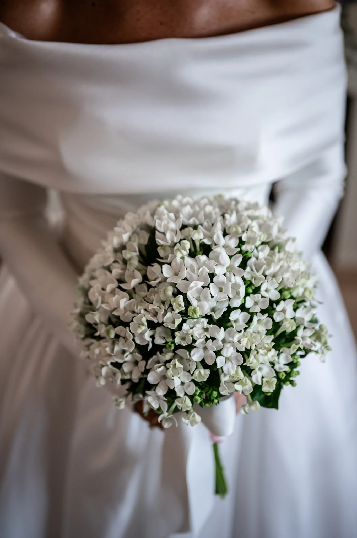 Il bouquet bianco e il dettaglio dell’abito
