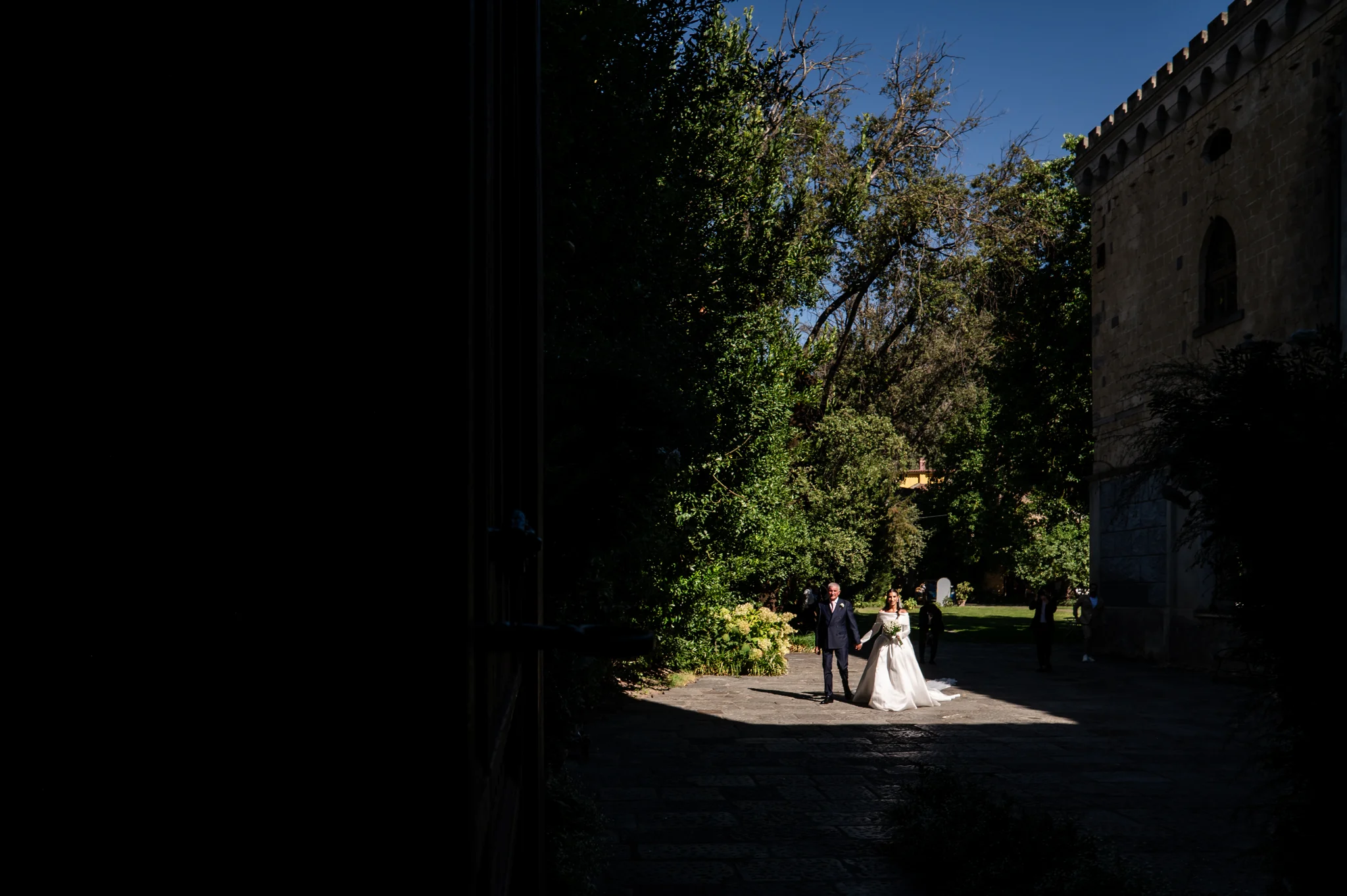 L’arrivo degli sposi tra gli alberi