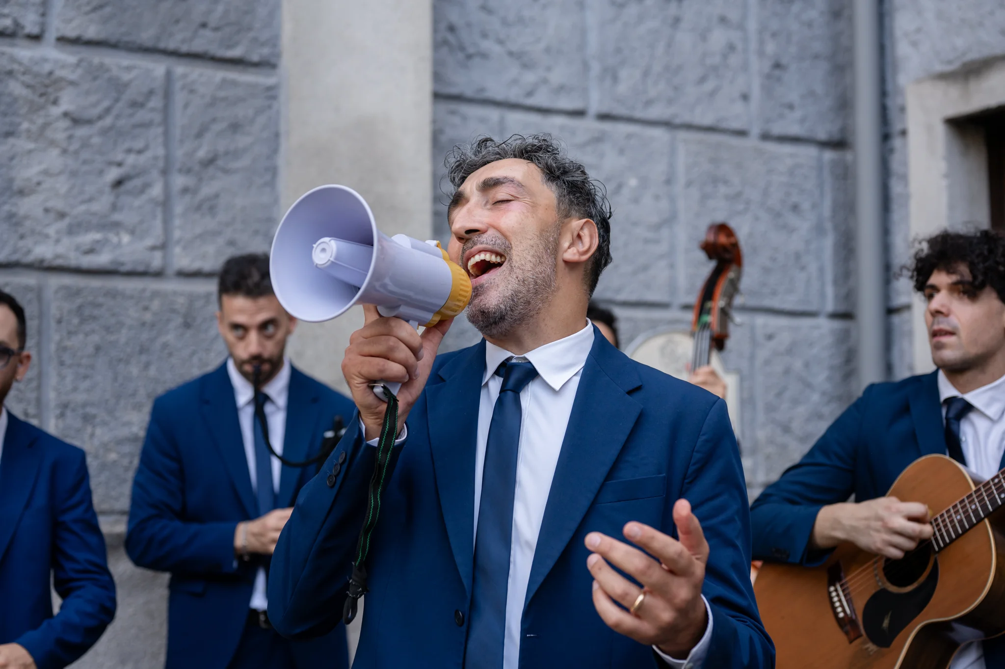 Gli invitati partecipano alla cerimonia