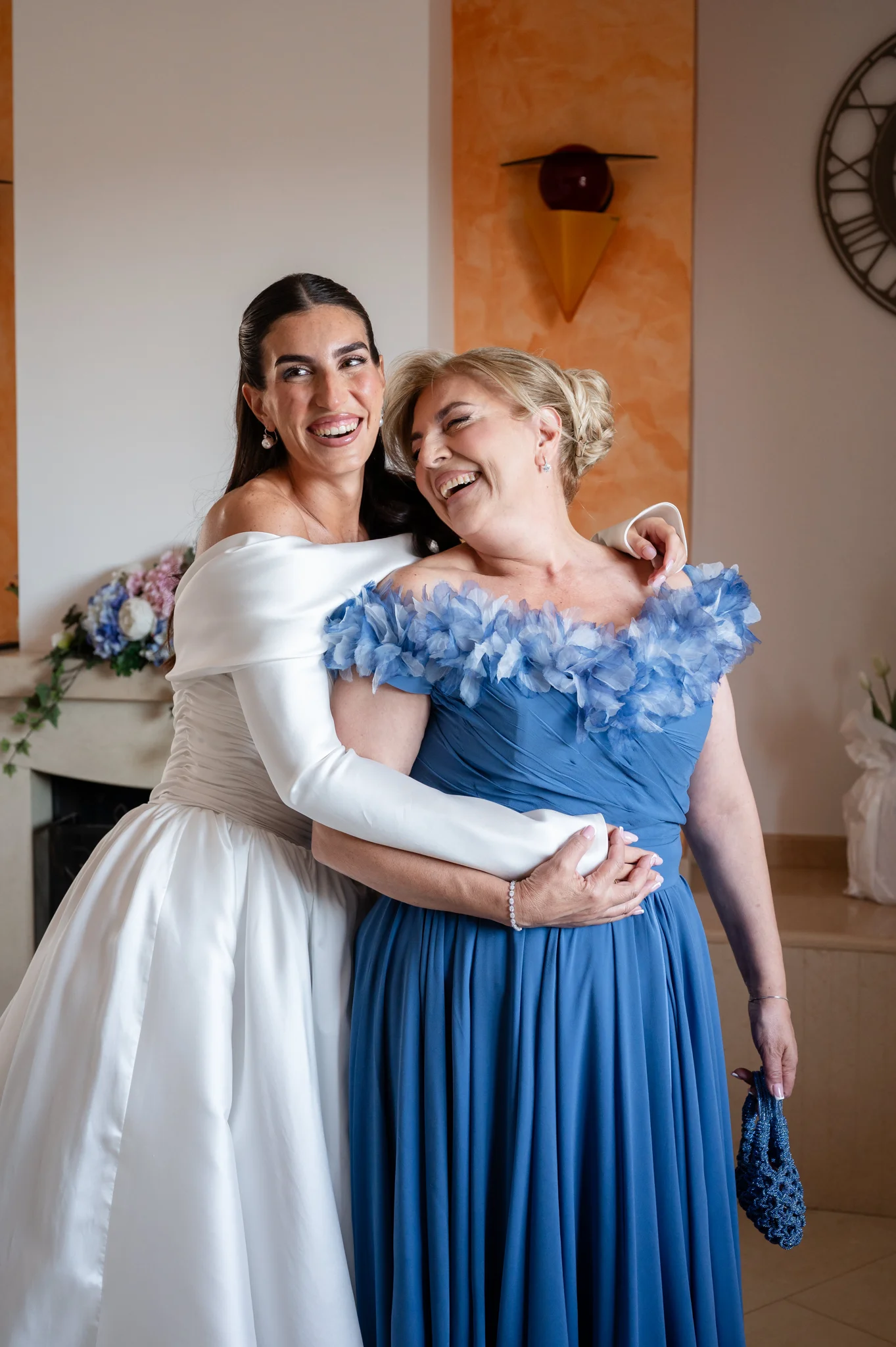 Un abbraccio alla sposa durante i preparativi